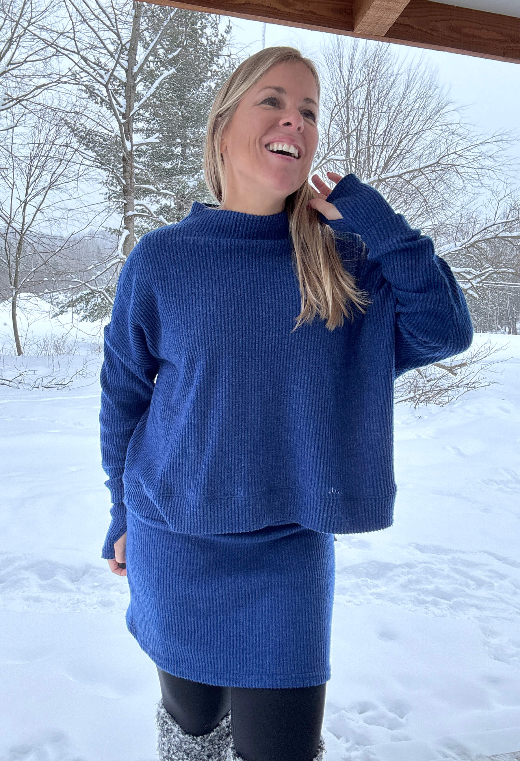 Anne - Straight dress with long sleeves and a boat neckline