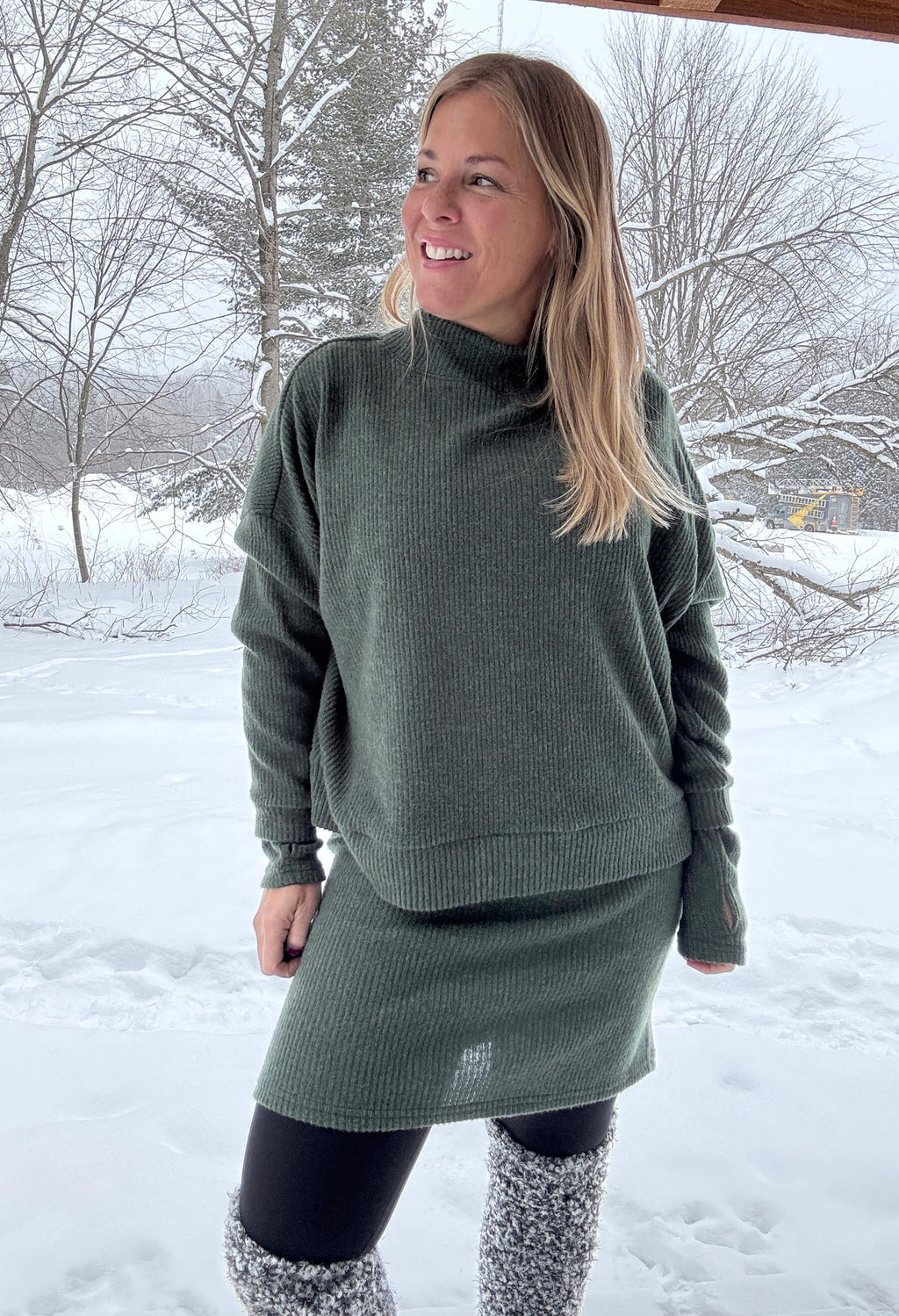 Anne - Straight dress with long sleeves and a boat neckline