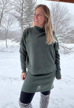 Anne - Straight dress with long sleeves and a boat neckline