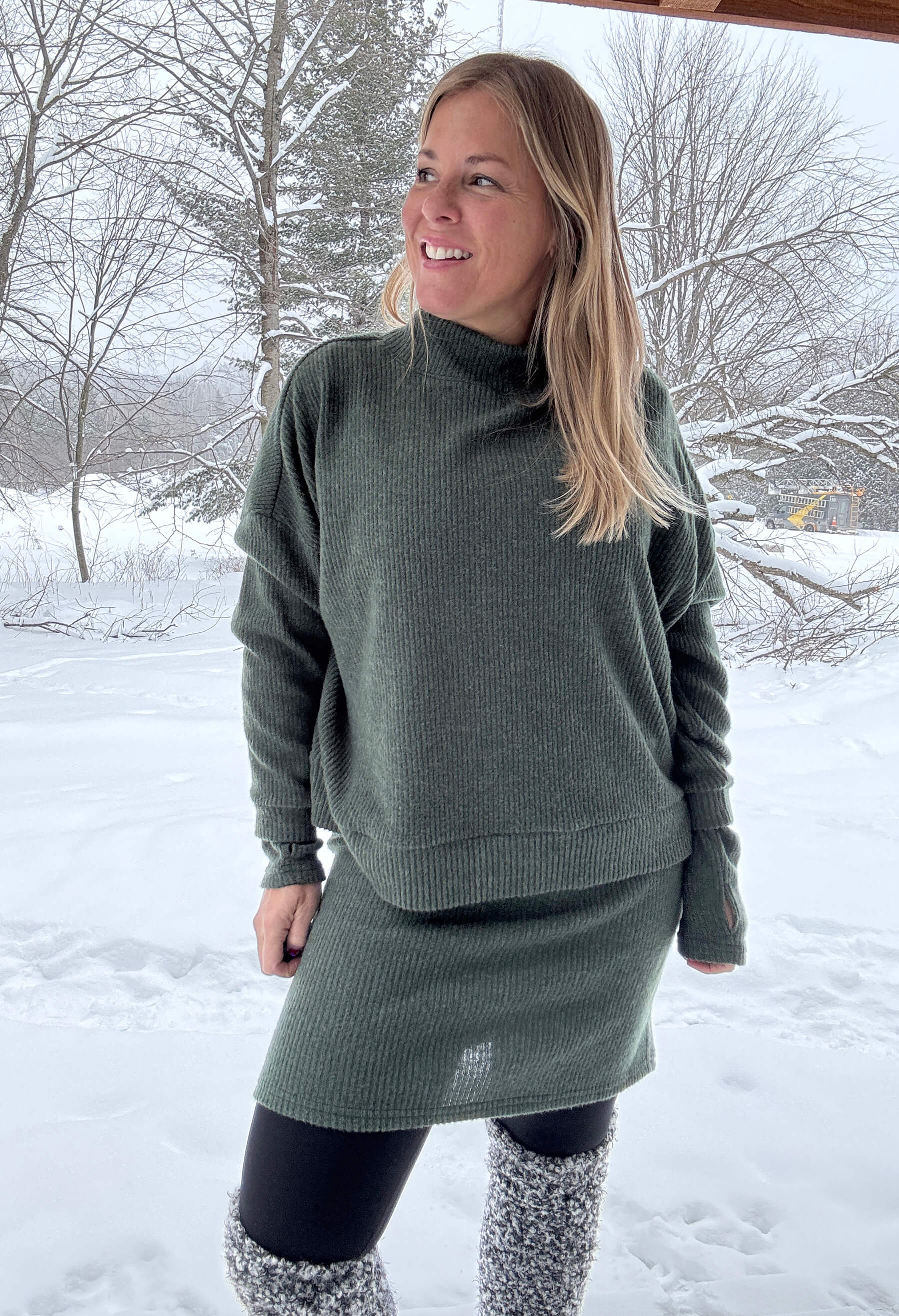 Anne - Straight dress with long sleeves and a boat neckline