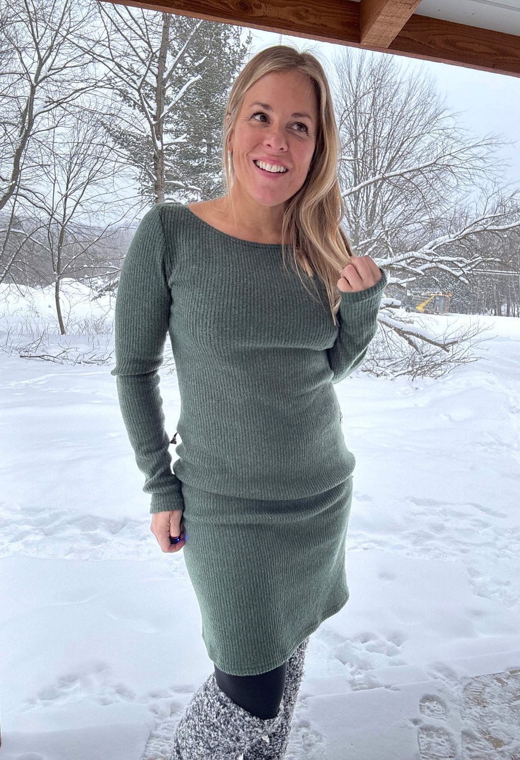 Anne - Straight dress with long sleeves and a boat neckline