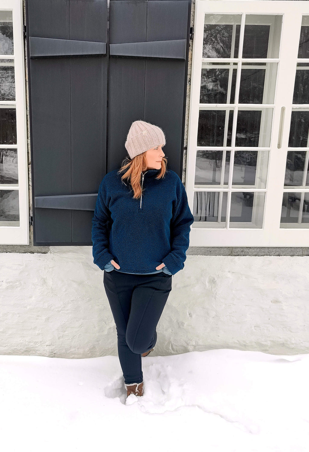 Pantalon Anouk doublé pour l'extérieur noir, porté avec le chandail  Brooke bleu, faits par KSL!