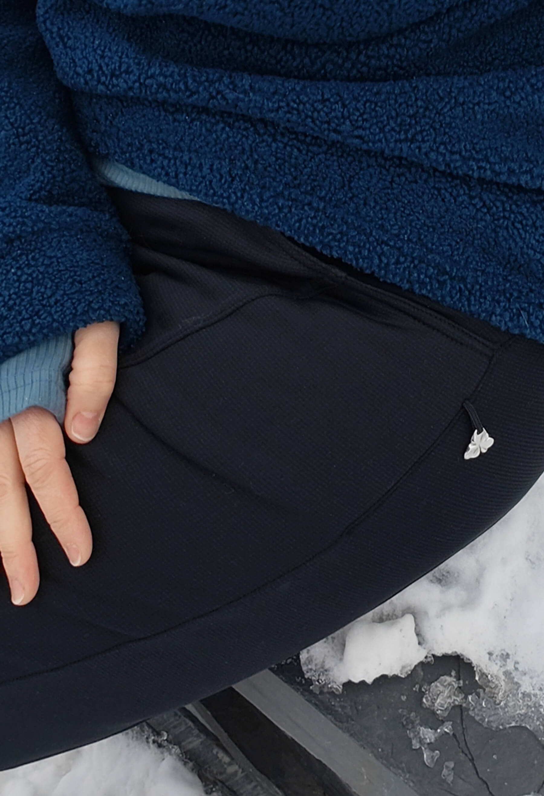 Pantalon Anouk doublé pour l'extérieur noir, porté avec le chandail Brooke bleu, faits par KSL!